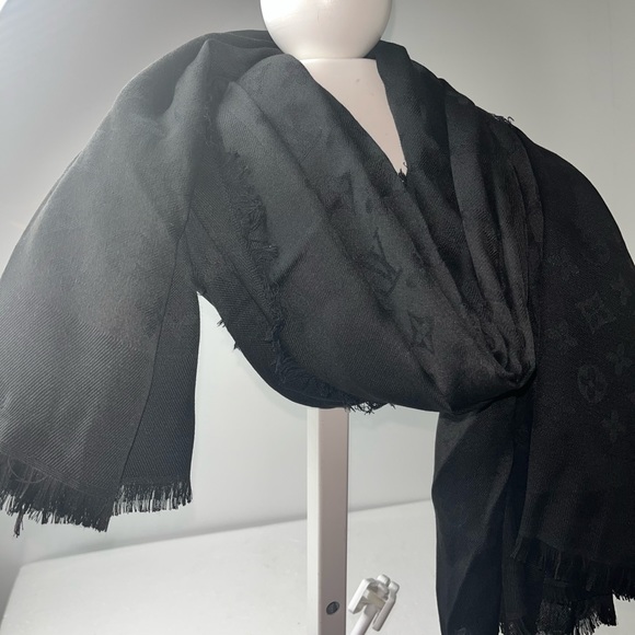 Louis Vuitton MONOGRAM SHAWL Jacquard weave Monogram pattern